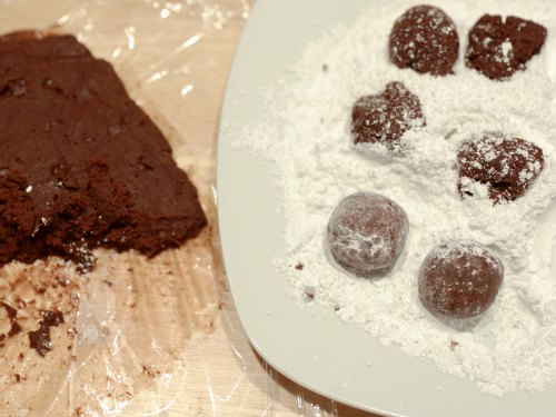 Prepare 1 inch balls out of the fudge dough mixture