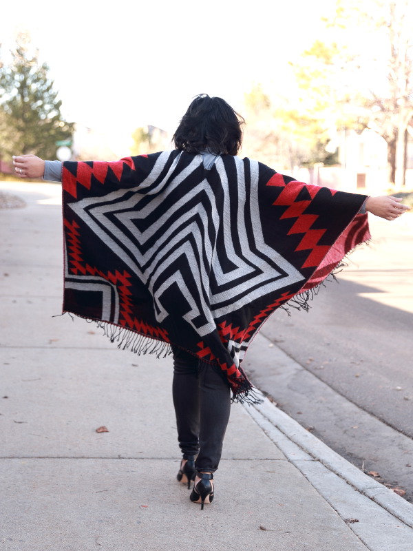 South western tribal print poncho brings the vibrancy of the spring and fluidity of the spring breeze. Pair it with distressed denim and high heels for a city chic outfit.