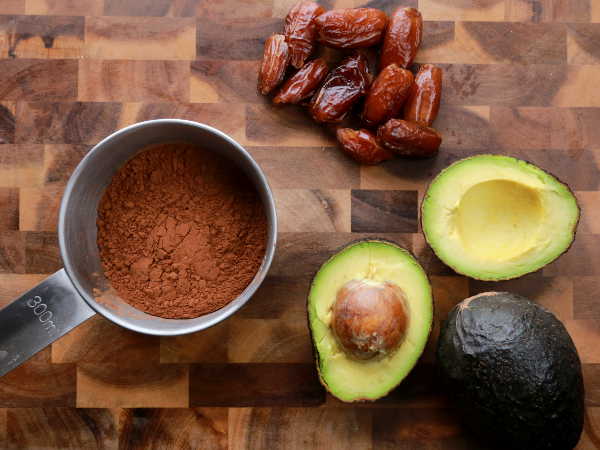 Ingredients for making the vegan dark choocolate avocado mousse. 