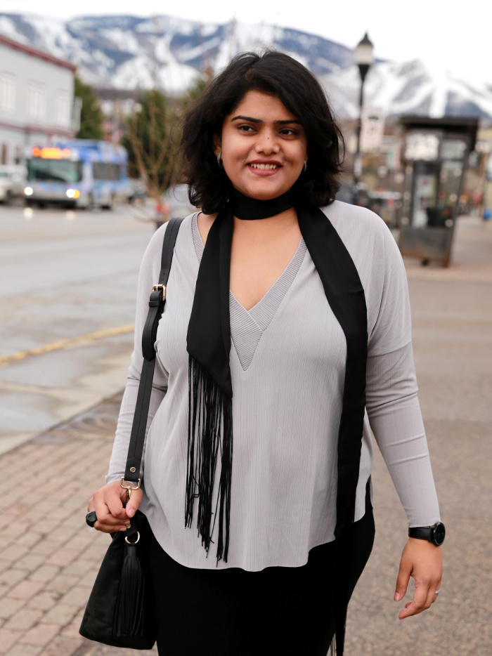 A walk in the downtown Steamboat Springs in relaxed leggings and V-neck top. Wearing a skinny scarf instead of a necklace to give a chic neck coverage.