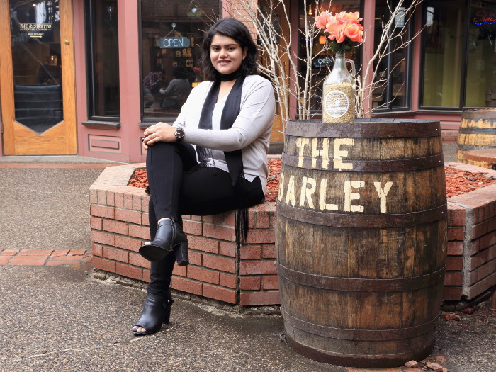 A walk in the downtown Steamboat Springs in relaxed leggings and V-neck top. Wearing a skinny scarf instead of a necklace to give a chic neck coverage.