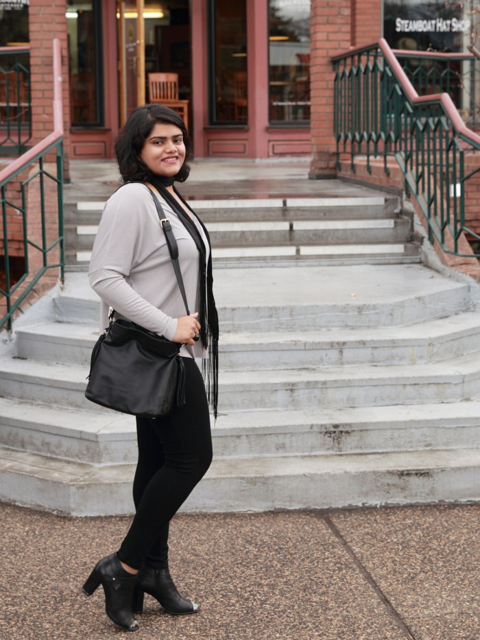 A walk in the downtown Steamboat Springs in relaxed leggings and V-neck top. Wearing a skinny scarf instead of a necklace to give a chic neck coverage.