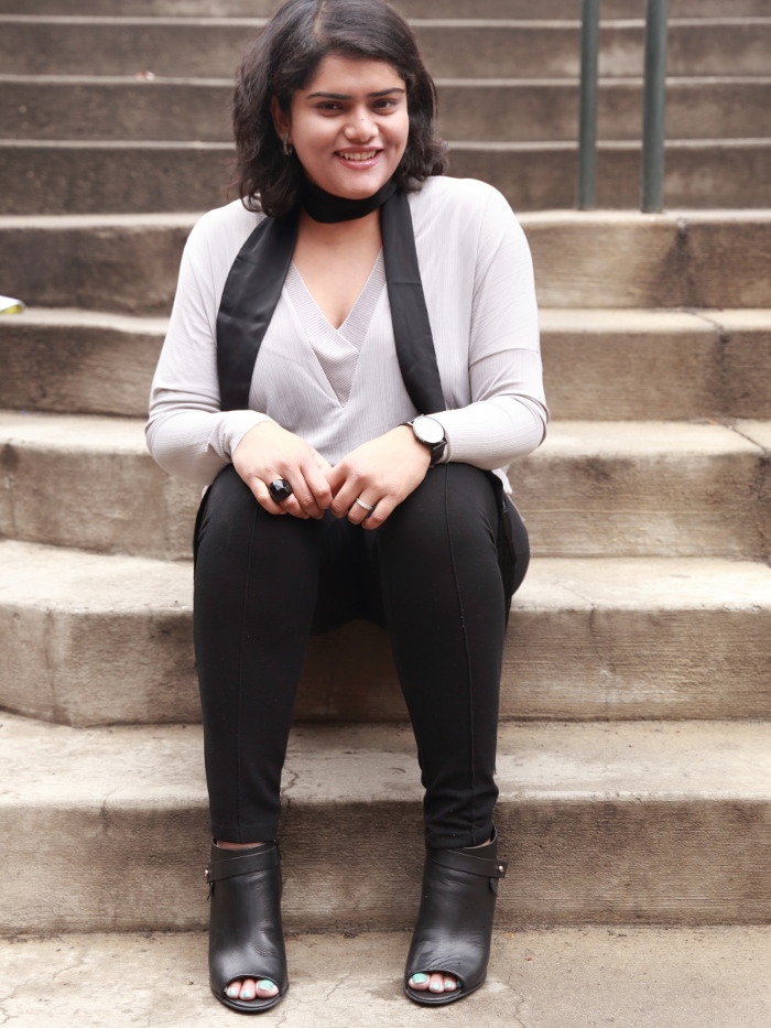 A walk in the downtown Steamboat Springs in relaxed leggings and V-neck top. Wearing a skinny scarf instead of a necklace to give a chic neck coverage.