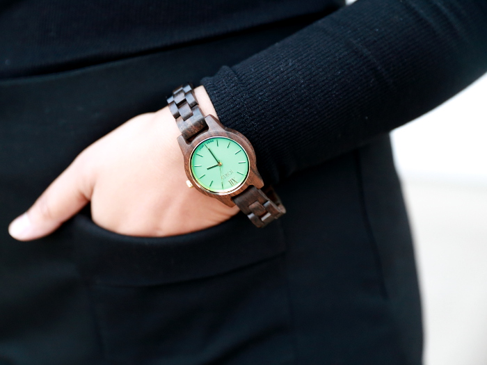 The minimalist luxury watch from Jord Wood Watches is a fall essential accessory. These unique and cool watches make for a perfect gift for both men and women. Featuring the FRANKIE 35 series Dark Sandalwood & Mint Watch with all black outfit in this post.