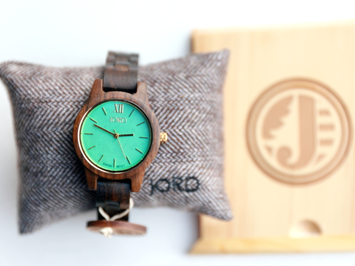 The minimalist luxury watch from Jord Wood Watches is a fall essential accessory. These unique and cool watches make for a perfect gift for both men and women. Featuring the FRANKIE 35 series Dark Sandalwood & Mint Watch in this post.