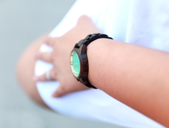 The minimalist luxury watch from Jord Wood Watches is a fall essential accessory. These unique and cool watches make for a perfect gift for both men and women. Featuring the FRANKIE 35 series Dark Sandalwood & Mint Watch with all white outfit in this post.